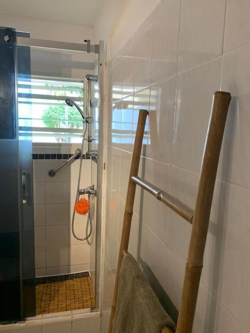 Petit Prix Et Grand Confort A Saint Gilles Les Bains Exteriör bild