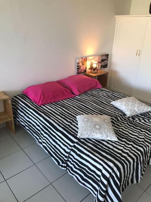 Petit Prix Et Grand Confort A Saint Gilles Les Bains Exteriör bild
