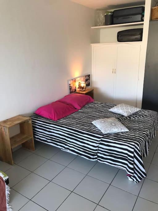 Petit Prix Et Grand Confort A Saint Gilles Les Bains Exteriör bild